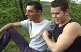 Due gay amatori si baciano nel bosco