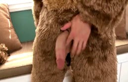 Chico disfrazado de oso masturbándose