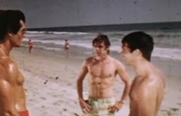 Masturbacion porno gay en playa Salvavidas Musculoso Masturbandose