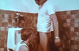 Cazzone arrapato delizia l amico con un sesso orale nel bagno pubblico 