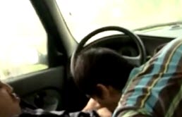 Passif asiatique suce une bite dans une voiture