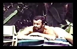 Scena de sex oral cu doi barbati perversi la piscina