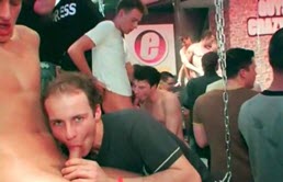 Orgie sauvage dans un club gay